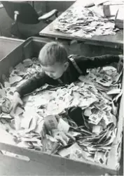 Per Egil Torset boltrer seg i haugen av frimerker på Tubfrim