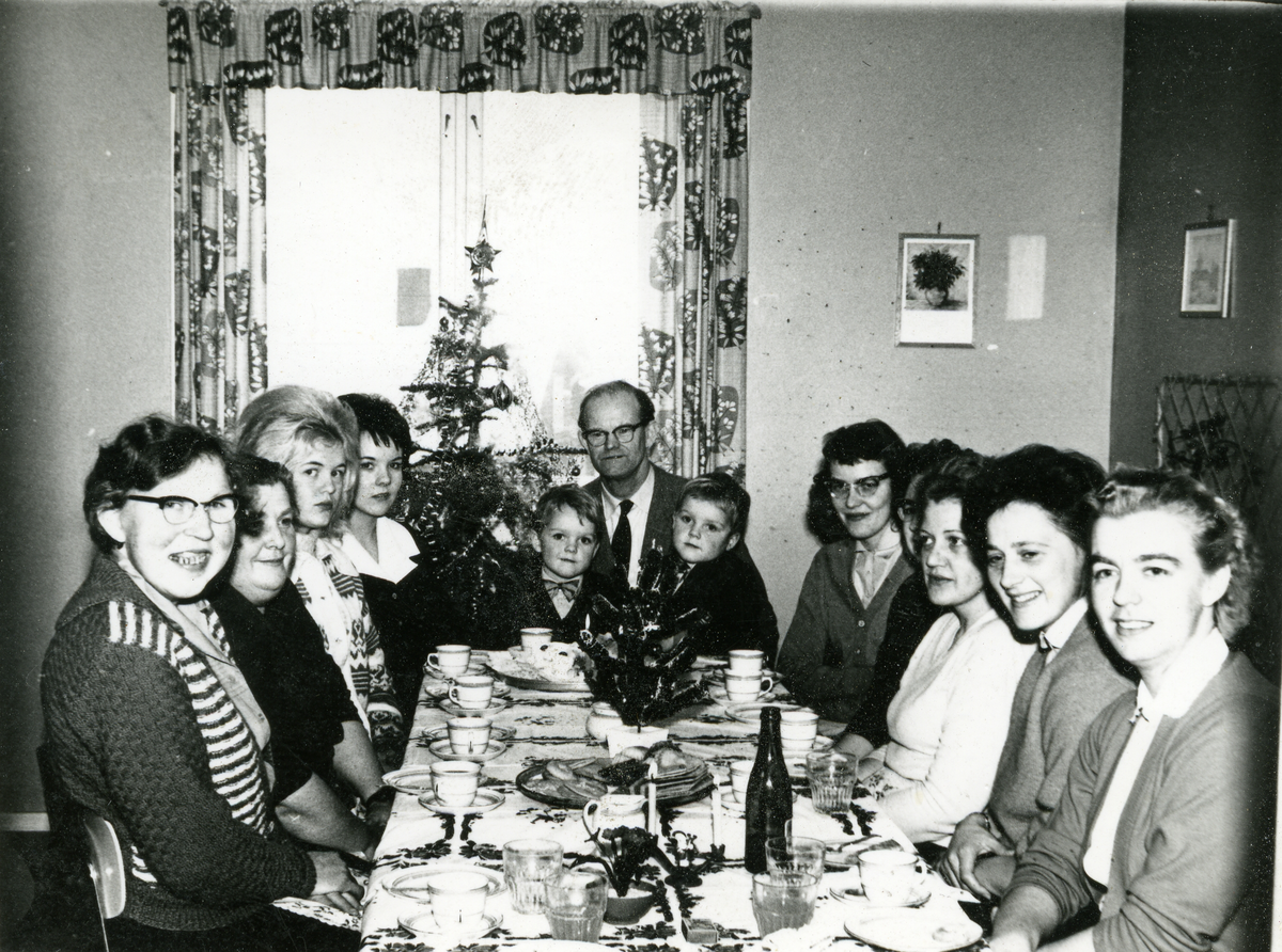 Juleselskap for ansatte i Tubfrim.
Fra v. Tora Hopland, Thora Mæhlen, Karin Dahl, Inger Sundsdal, Thorvald Sundsdal med tvillingene Terje og Ivar på fanget, Gunvor Jordheim (Renslo), Gunvor Rasmushaugen, Solveig Bergom, Birgit "Billa" Kastet.
