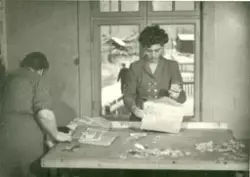 Frimerkedamer i arbeid hos Tubfrim.
Fra v. Tora Mæhlen,  Eli