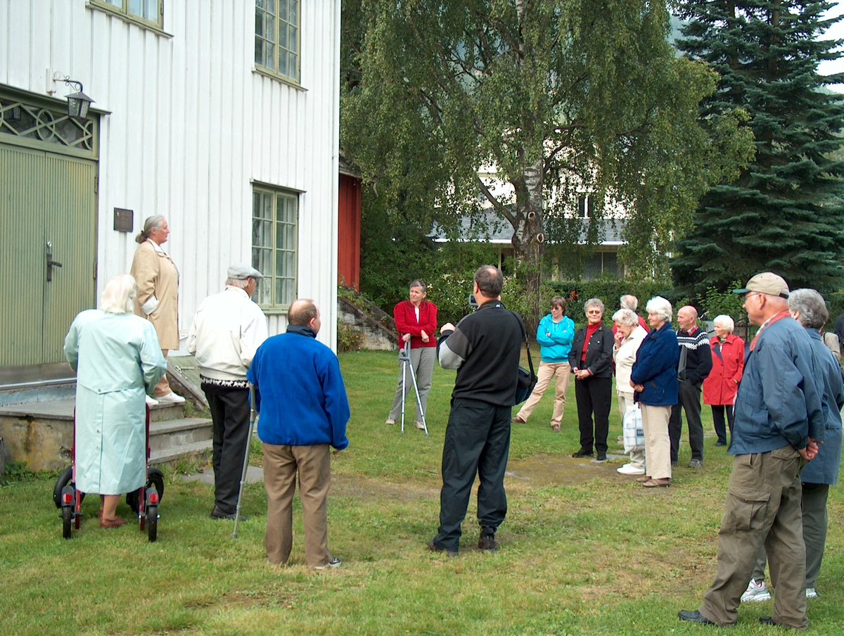 Sorenskrivergården. Aud Eidal Berg orienterer.
