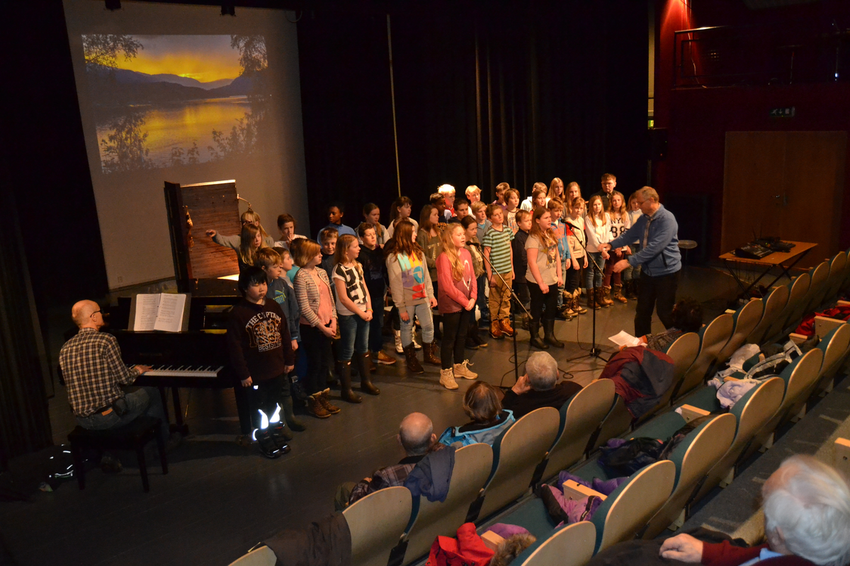 Grunnlovsjubileum - 2014
Dette er fra forberedelsene til underholdningskvelden i Kulturhuset Banken den 4. mars. 6. kl fra Nes barneskole har her lydprøve. De sang mange av de kjente barnesangene og også nasjolasangene. Sverre Lunde var læreren som ledet klassen. Det ble et svært populært innslag.
