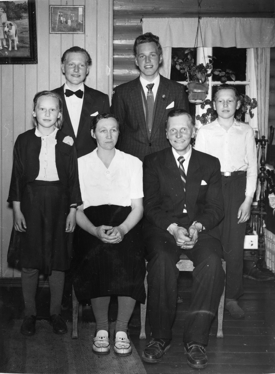 Konfirmasjon
Familien Storeli. Gunnars konfirmasjon
Foran sitter Margit og Kristian Storeli, med barna fra venstre Ingeborg, Gunnar, Arne og Finger Storeli.
