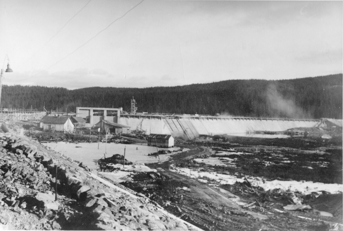 Anlegg
Dam ved Tunhovfjorden under arbeid.
