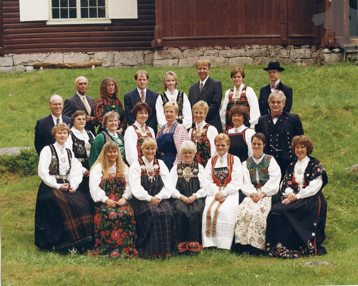 Gruppe
Avslutningsfest for Nesbyen videregående skole våren 1999.
1 rekke fra v: Marie Nybakk, Astrid Eidal, Ragnhild Breivik, Kristin Solheim, Wenche Sæbø Ulsaker, Ingvild Rotegård, Liv Unni Røed, 2 rekke fra v: Kristi Moen, Ragnhild Selseng Lien, Turid Børdalen Thoen, Astrid Brattested, Ragnhild Smestad, Trine Svarva, Rolf Bjørnå. 3 rekke fra v: Øystein Holtmon, Fritz Knott, Grete Ulvund, Petter Rød Knudsen, Anne Lise Buene,  Geir Granås, Karin Skaret Støvik og Endre Ulsaker. Skolen ble nedlagt i 1999.
