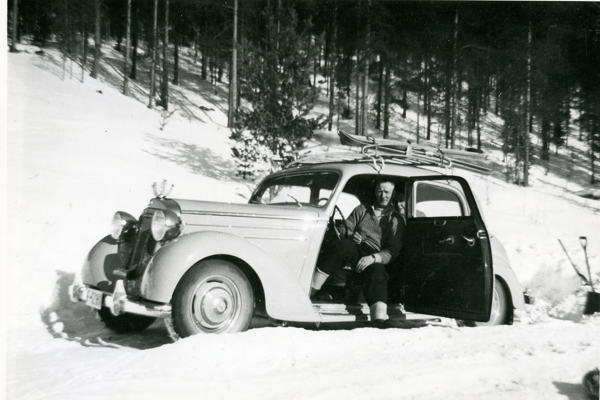 Biltur
Ola Solheim i Mercedesen.
