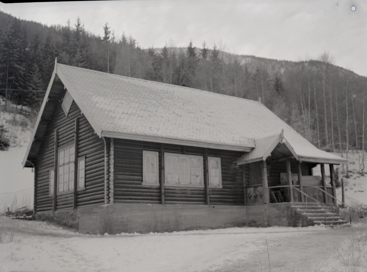 Valhall er tegnet av arkitekt Stein, Gol. Forsamlingshuset ble åpnet ca. 1914.
