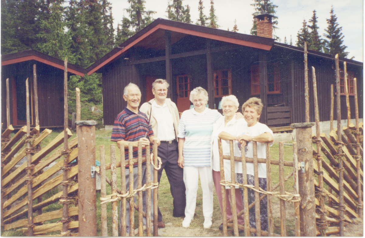 Gruppe
Olav Trageton setter opp skigard ved hytte på Skredderstølen. Tora Trageton til høyre.

