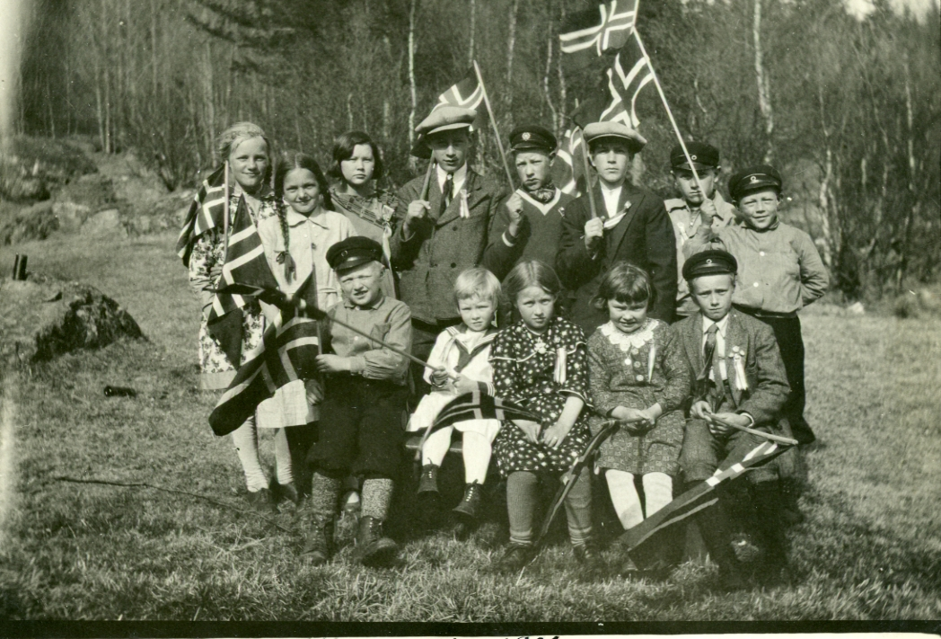 Barn med flagg 17. mai 1931
