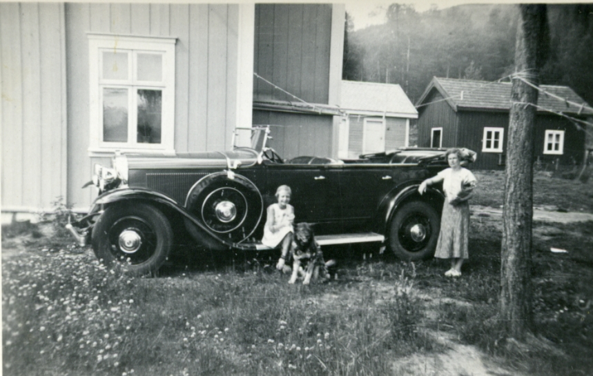 Gammel bil, jente og dame m/hund. Tilhører Karl Medgård, Nesbyen. Buick 1931m, privatbil
