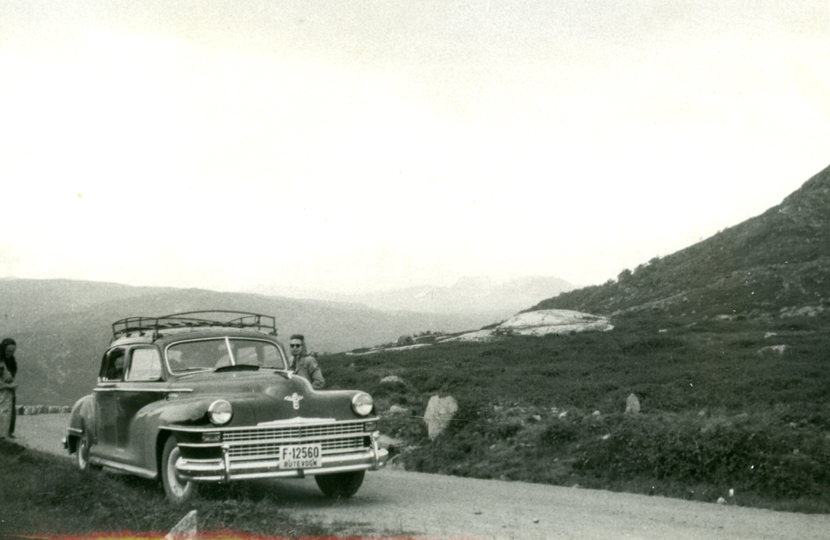 Gammel bil i fjellandskap. Eier Erik Persmoen, Nesbyen. F-12560, Rutevogn. F.12560. Chrysler 1946-1948 modell. 7seter.
