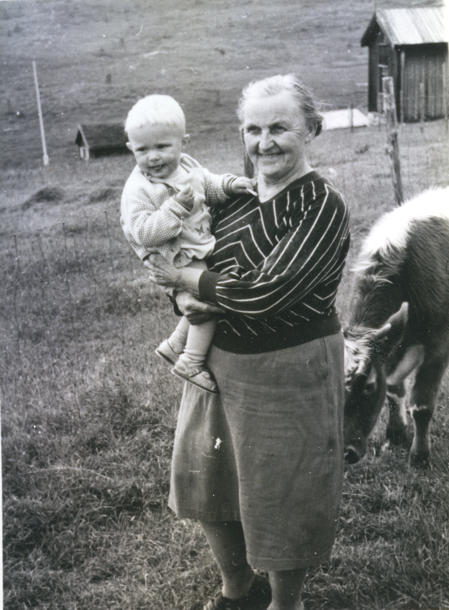 På stølen.
Kari Brenno med barnebarnet Amund Brenno på armen. Bildet er tatt på Imle seter.
