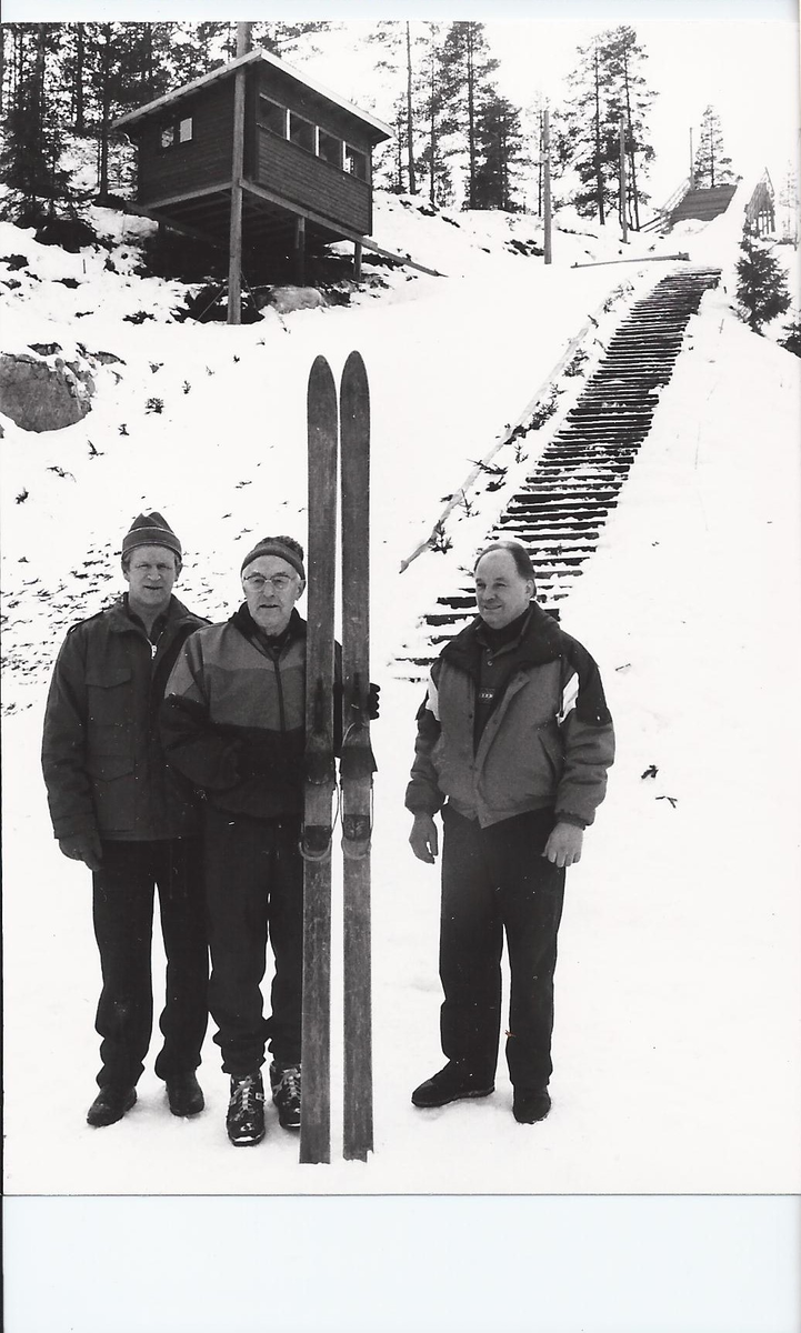 Fra v Hans Dokken, Hans Berg og Olav Brøto.
I 1989 var Hans Berg 69 år gammel, og etter at bakken ble laget ferdig måtte han prøvehoppe den nye Brøtobakken. 
Han hadde i sine glansdager bl.a. vunnet Trøgasetpokalen, som var gitt av Gustav og Bergljot (Beia) Skamarken. Pokalen måtte vinnes 3 ganger for å få den til odel og eie. Den var satt opp i kombinert. Kolbjørn Sevre fikk et napp i den i 1937, Svein Garborg 1938, Hans Berg 1939 og 1940. Edvard Henrud 1946, Halgrim Rauk 1947 og til slutt Hans Berg i 1948, da til odel og eie. 

