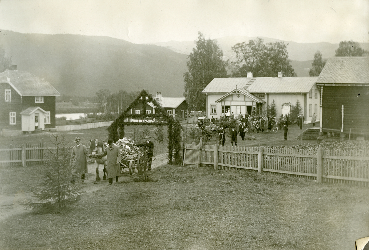 Begravelse etter Mikael Sørbøen i 1926. 
Ole Sørbøen til venstre ved hesten, til høyre ved hesten Axel von Schak. Bak ved kisten Torleif Bråten
