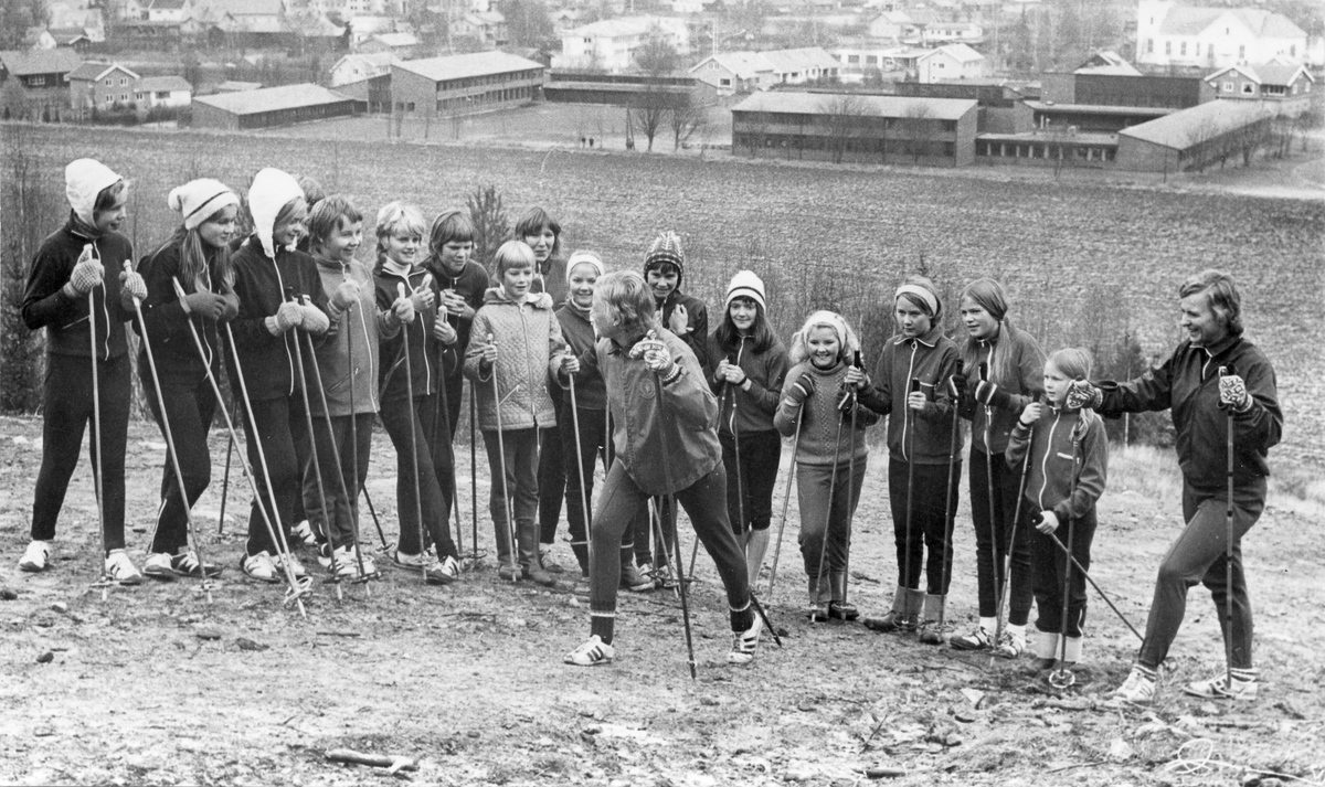 Skiinstruksjon av jenter opp i Kersjin. Skoleanlegget i bakgrunnen.
