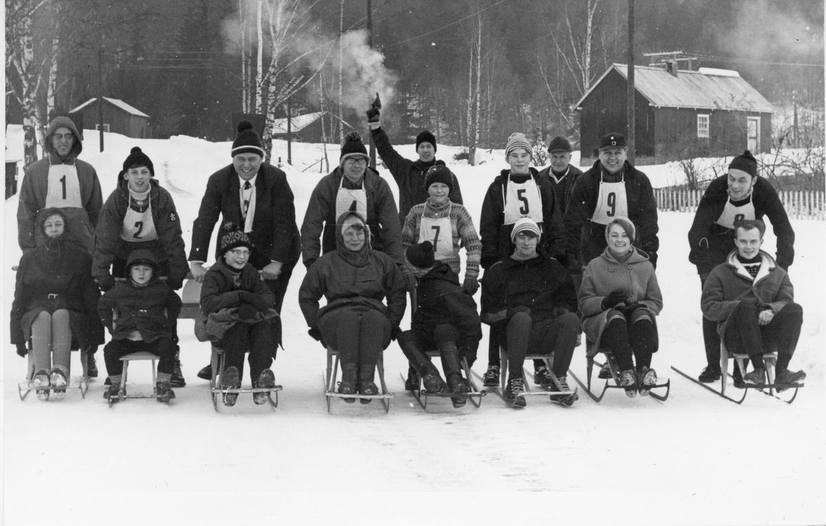 Sparkkonkurranse. Nr. 9 Olaf Øen, bak han Olaf Rodegård. Odd Hovden foran til høyre på spark. Halvard Kleven starter.
