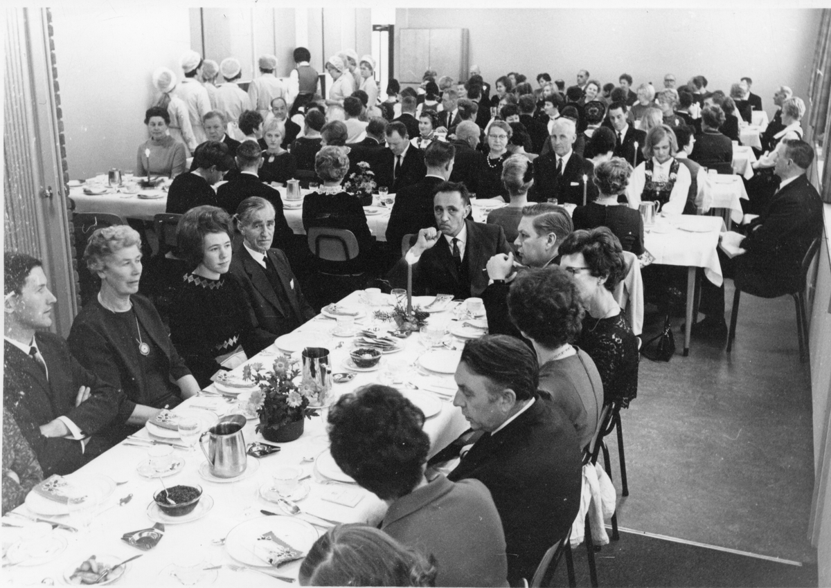 Husstellskolen
Tilstlelling på husstellskolen. Til v Olav Trageton, ukjent, Kari Lauvviken, ukjent, Arne Rukke, Olaf Øen. De andre ukjente.
