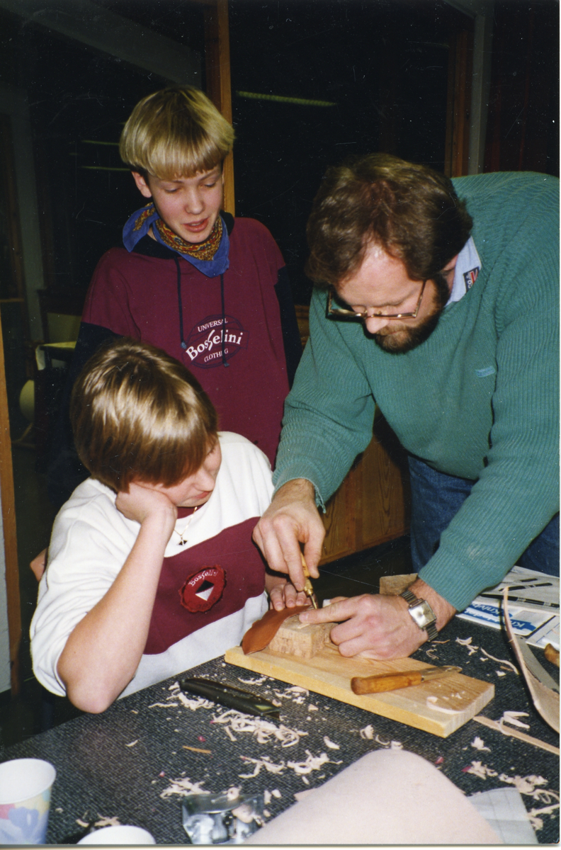 Friundervisningen
Kurs i knivlaging. Kristian Akervold, Knut Magne Rukke og Ole Peder Ulsaker.
