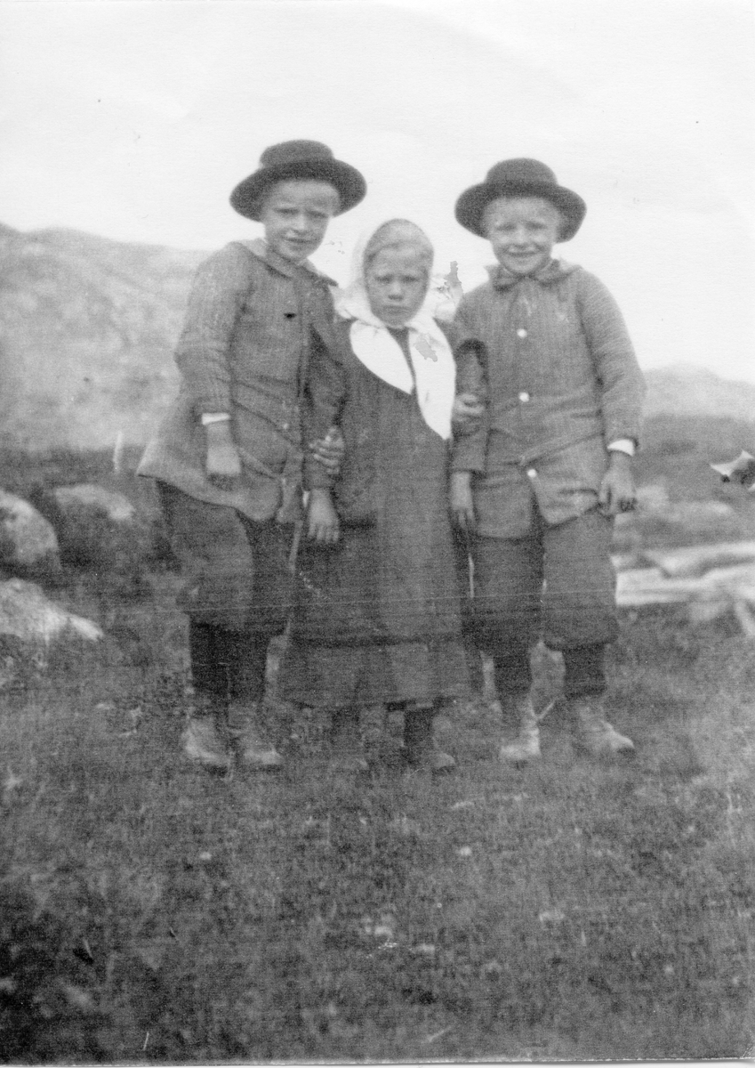 Barn
Oluf Rustand, Margit Brenno og Ole Rustand. Ca 1915
