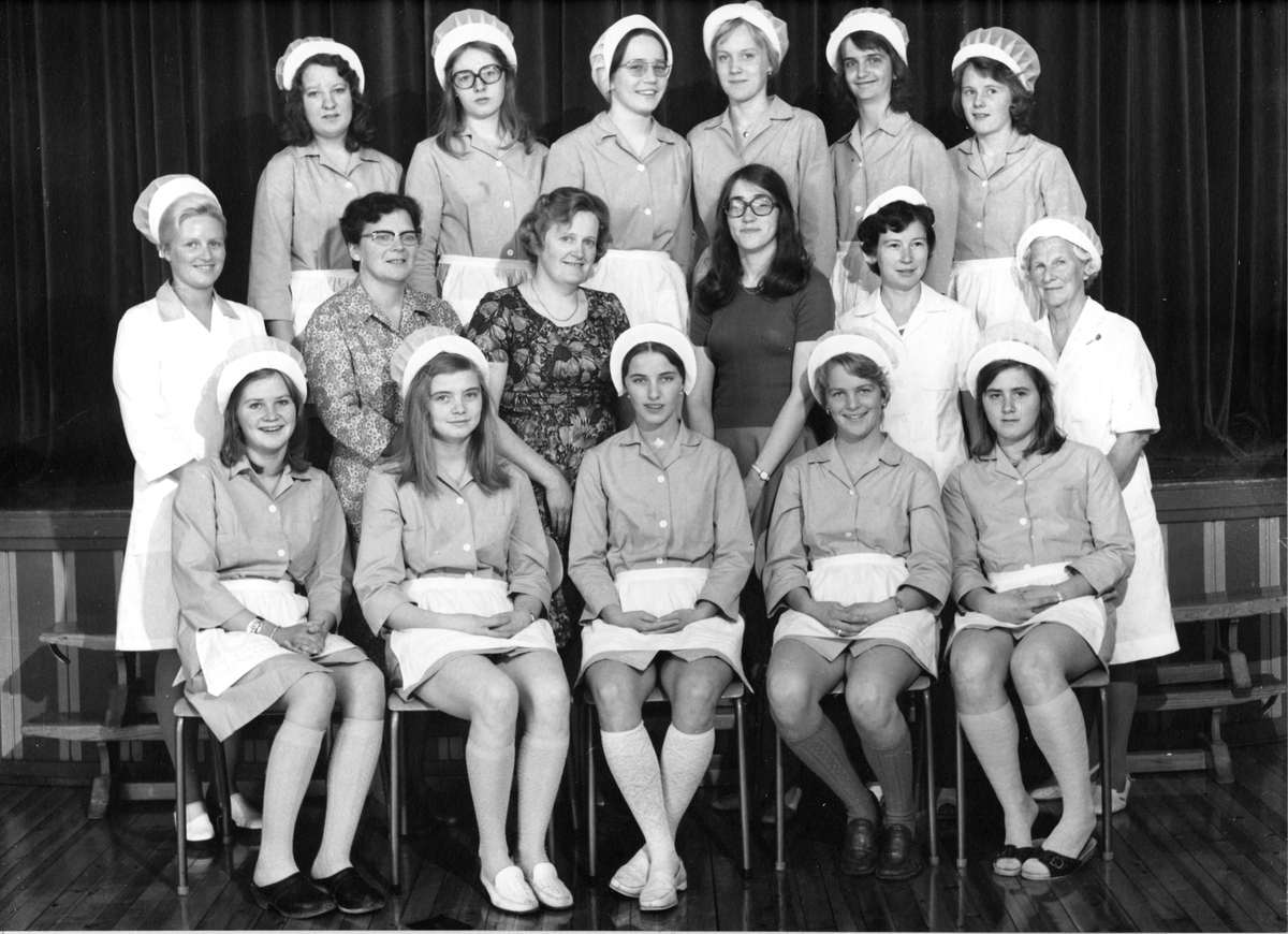 Skoleklasse
Hallingdal Hustellskole, elementærkurs høsten 1973-74. 1. rekke fra v: Toril Skaret, Grete Rønnaug Berg, Inger Johanne Ringstad, Kristin Helen Reiersgård, Bente Auve Reiersgård, 2. rekke fra v: lærer Bjørg Finnerud, lærerr Anne-Marie Johannesen, rektor Ragnhild Selseng Lien, lærer Kristine Storeli, lærer Solveig Sæterdal, lærer Astrid Norddisen. 3. rekke fra v: Gunhild Laila Brøto,Eva Kittilsen, Grete Nestegård, Ellen Synnøve Livgård, Marianne Kollhus, Anne Mette Renslo.
