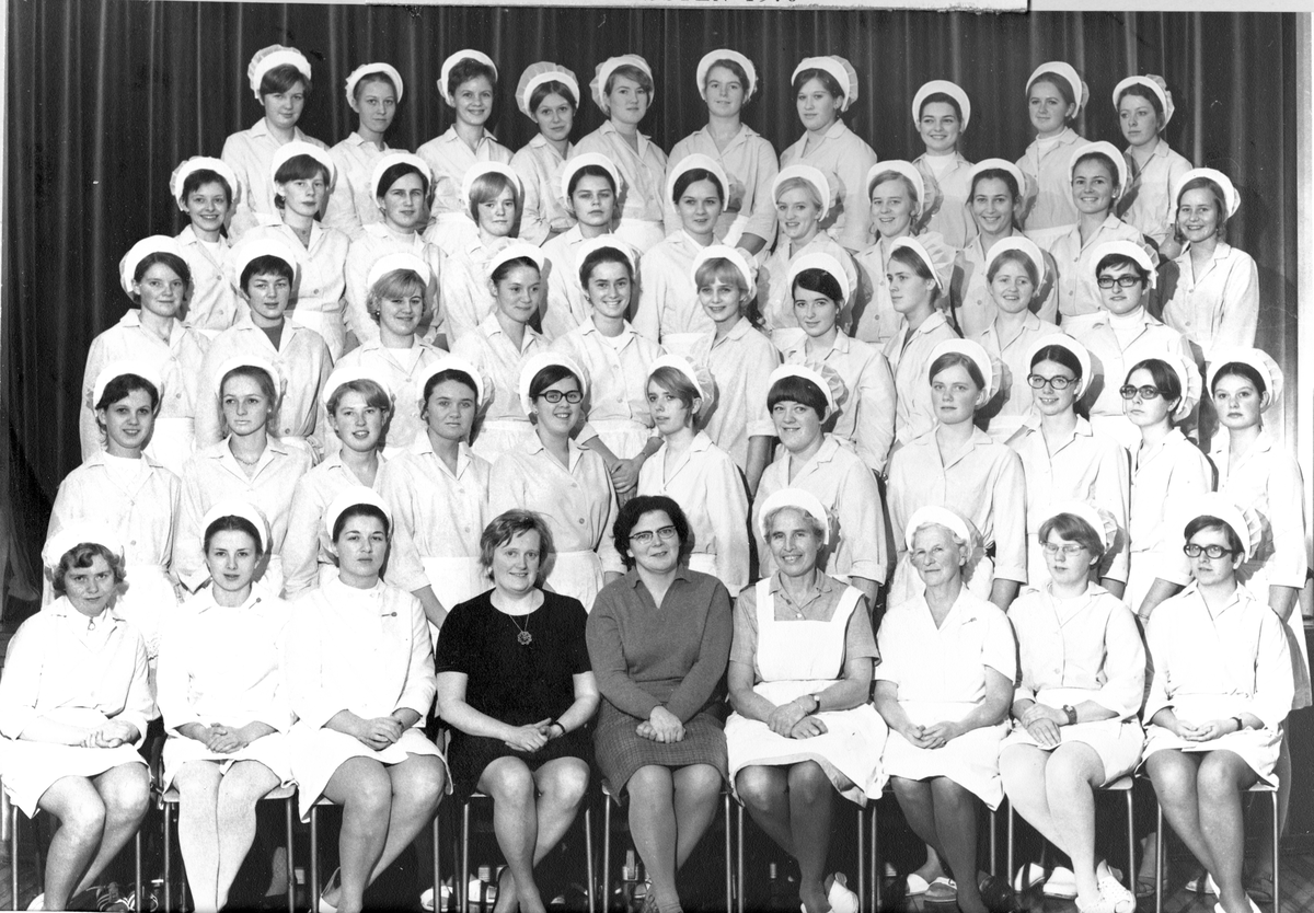 Husmorskole
Hallingdal Hustellskole høsten 1970. 1. rekke fra v: Berit Larsgardeie, hustellærer Karen Liv Dalland, hustellærer Edny Tyldum, rektor Ragnhild Selseng Lien, håndarbeidslærer Anne Marie Johannesen, hustellærer Alith-Elise Torsethaugen, hustellærer Astrid Norddisen, Karin Paulsen, Gerd Opheimsjorde. 2. rekke fra v: Anne Berir Aasengen, Vigdis Andersen, Kari Borgny Aalrust, Solveig Skogheim, Bjørg Lien, Gerd Anny Holsetøl, Eva Kjellfrid Ruud, Torill Hiåsen, Ellen Berg, Grete Bråthen, Anne Oddny Bergheim. 3. rekke fra v: Jorun Nerdalen, Turid Elgshøen, Aud Person, Kari Merete Helgesen, Marit Skarra, Eve Henrud, Ellen Karin Endrestøl, Anne Margrethe Jervell, Mona Løft, Randi Grimelid. 4. rekke fra v: Aud Gudbrandsgard, Randi Paulsen, Aud Aamodt, Brith Olaug Kalager, Gro Ingvil Rimeslåtten, Olaug Narum, Britt Skatvedt, Astri Strande, Torill Haugen, Sissel Westlie. 5. rekke fra v: Bjørg Jorde, Elin Solum, Kari Viggen, Astrid Olaug Narvesen, Magnhild Setra, Ingrid Seterstøen, Sigrid-Anne Reiersgård, Ingeborg Kristin Vigdal, Bodil Helen Skretteberg, Eli Sommerstad.
