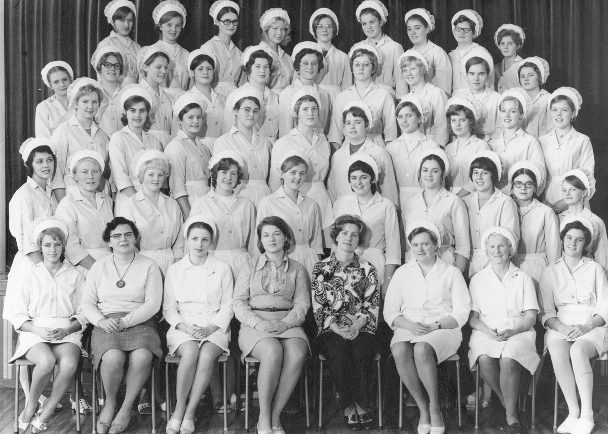 Skoleklasse
Høst 1971. 1. rekke fra v.: Berit Hagen, handarbeidslærer Anne Marie Johannesen, hustellærer Karen Liv Dalland, hustellærer Edny Tyldum, rektor Åsa Østvik, hustellærer Ragnhild Selseng Lien, hustellærer Astrid Norddisen, Grethe Breili. 2. rekke fra v.: Aud Stabæk, Margretr Rugland, Margit- Kristine Opheim, Inger-Lise Kolbjørnsgard, Eldbjørg Strøm, Inger-Karin Sønju, Rigmor Bale, Gunn Torild Rudningen, Unn Åshild Birkeland, Randi Tragethon. 3. rekke fra v.: Norunn Marie Digernes, Greth Gunnerud, Arna Vik, Gunlaug Helene, Gunn Marit Slåtten, Åse Turid Mørk, Gunvor Sørbøen, Aud Nybråten, Liv Nygaard, Liv Prestbakken. 4. rekke fra v.: Hilde Lærum, Turid Helene Flatmo, Lisbeth Tollefsen, Anne Karin Sognefest, Margrethe Juvhaugen, Grethe Halkinrud, Vigdis Bøthun, Torill Bjørg Deinboll, Reidun Hamborg, Kristin Vibeke Kjernlie. 5. rekke fra v.: Marianne Hjellemarken, Berit Marie Svensgård, Anne Marte Staff, Freidis Annie Einarsen, Gerd Inger Elmung, Anne Holth, Gunn Pettersen, Gro Stave, Kristin Waagaard.
