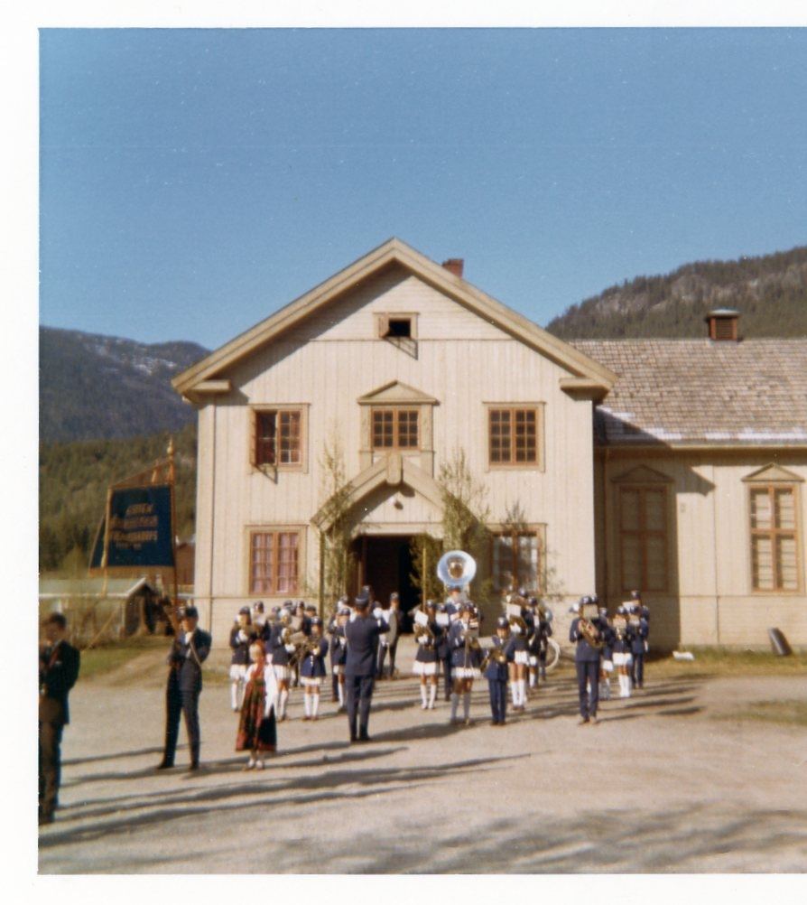 17.mai
Nes Skolekorps utenfor Sollys
