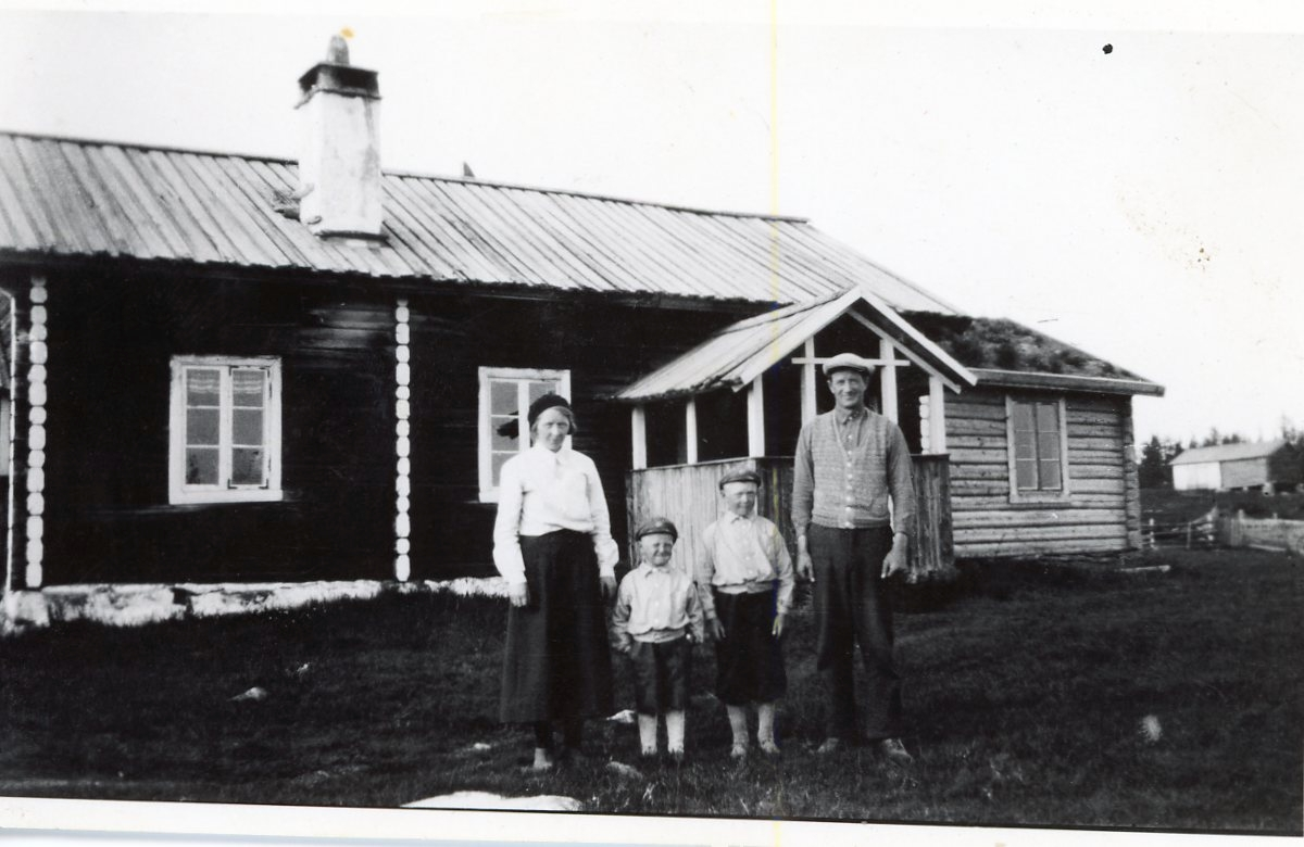 Familien Jorde på Foss. Fra v. Margit, Emil, Halvor og Bernhard Jorde.
