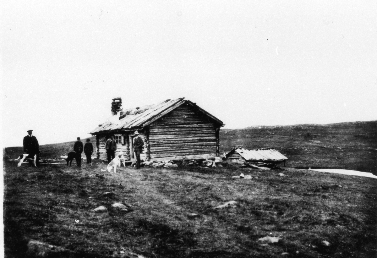 Seterliv
Jeger og byfolk ved stølsbua på Promtjernhaugen, Imlan. Fra v Jens Landmark Aas, Oluf Rustand, Ole Rustand, Helge Rustand (far) og Harald Major. Fra boks &quot¤Stølsdrift i Nes&quot¤.
