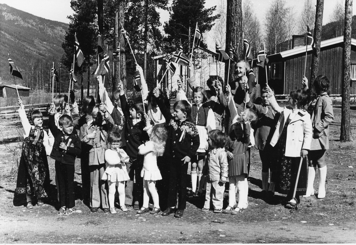 17.mai
Barnegruppe feirer 17. mai på østsiden.
