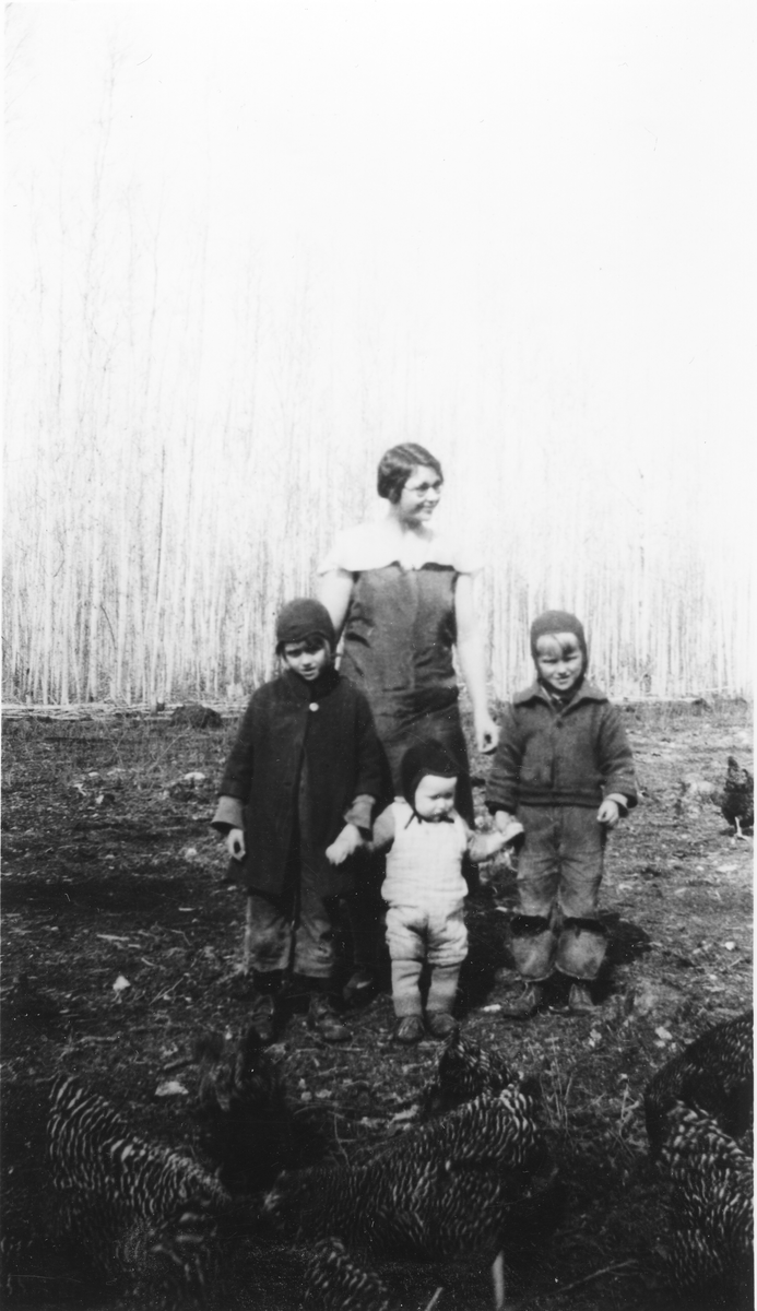 Familien Jorde i Canada. Foran fra v Margit Borghild (Magga), Jørgen og Arnold. Bak Klara (f Holm).
