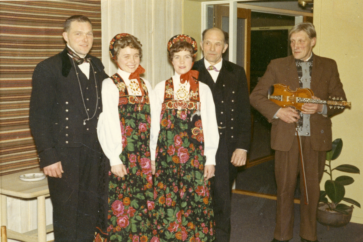 Gruppe
Fra v Åsmund Høva, Ragnhild Høva, Tora Høva, Arne Holm og Jørgen Husemoen.
