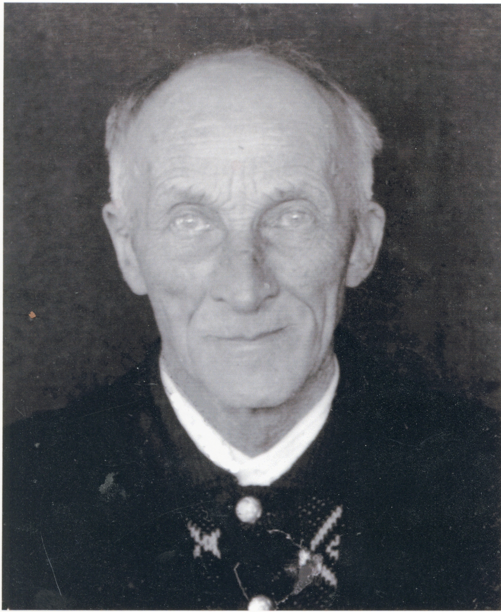 Portrett
Elling Olsen Klype (1872-1961). I 1941 forlangte tyskerne at alle voksne skulle ha pass med bilde.  Dette var en god inngekt for de lokale fotografene.
