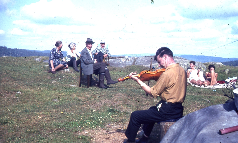 Fjelltur
Nystølen på 60-tallet. Knut er spillemann. Bak fra v: Maria Hanserud, Ida Rømcke, Olaf Rømcke, Syver Hanserud, Evelyn Myrann og Hedvig Hanserud.
