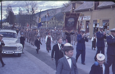 17.mai
17. mai-toget 1965. Toget gikk fra Bankplassen. Tor Myre t. v. i musikken. Bak følger speiderne.
