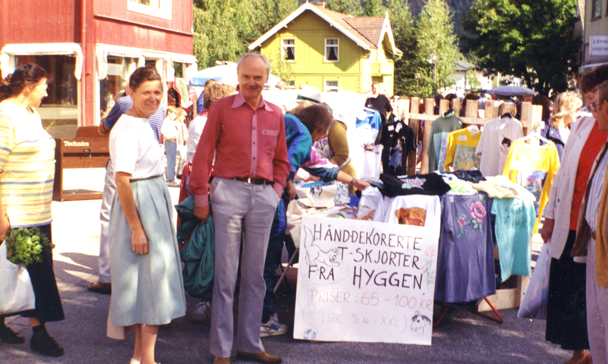 Første Kjerringtorget i Nesbyen, juli 1994. Stasjonsgata (Lakkergata)
Guri og Knut Sandanbråten
