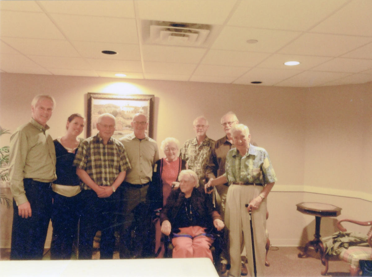 Gruppe
Besøk på aldershjem i Minneapolis, USA. Lena Kr. Sveinsson og Olav W. Sveinsson besøker etterkommere
etter Kari og Ola O. Lee, utflytta nesninger fra heholdsvis Høllo og Søre Lee i Nes.
