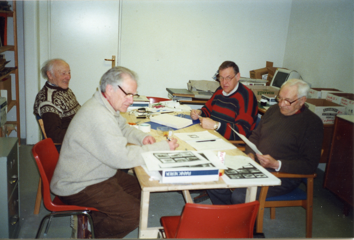 Gruppe
Bokkomiteen i Historielaget i arbeid. Fra v Arne Mathismoen, Leif Thoengen, Eirik Thorberg og Hans Berg.
