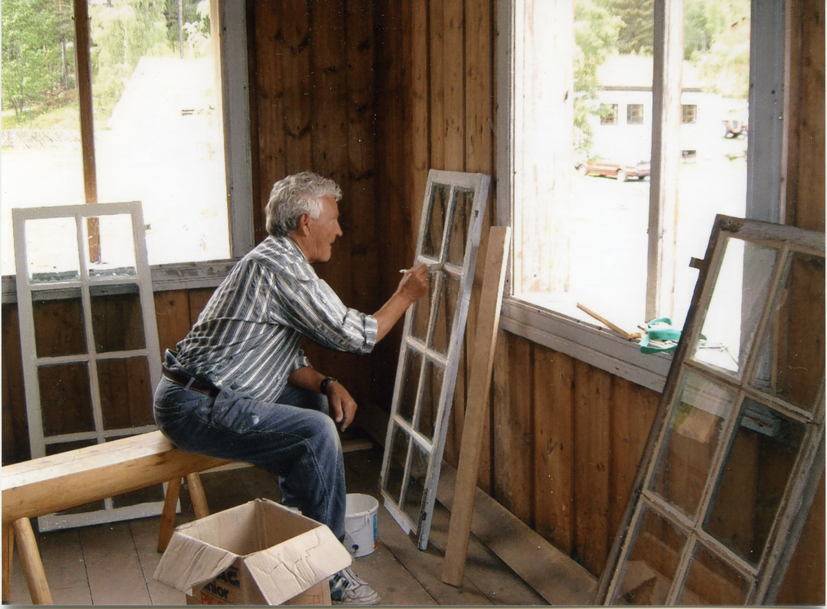 Arbeid
Arne Fuglehaug maler vinduer i Høvahuset.
