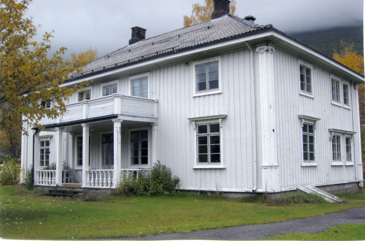 Bygg
Villa Elverhøy (Kjørstadhuset) fra 1926. Fin empirestil.
