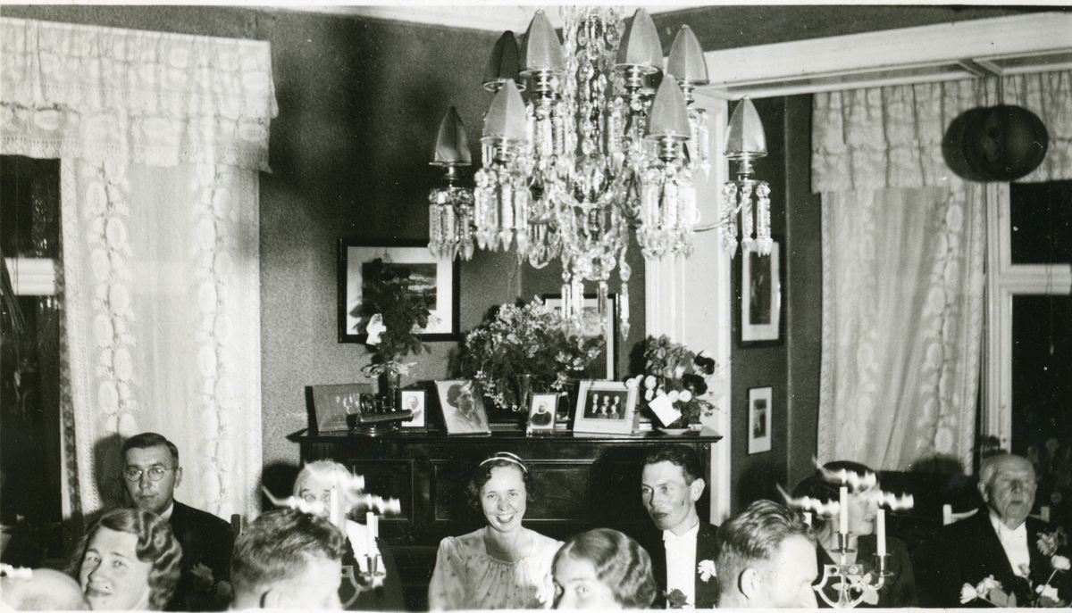 Bryllupsselskap
Festmiddag i Uranienborg Terrasse 24 i Oslo på bryllupsdagen 21. 8. 1937.

