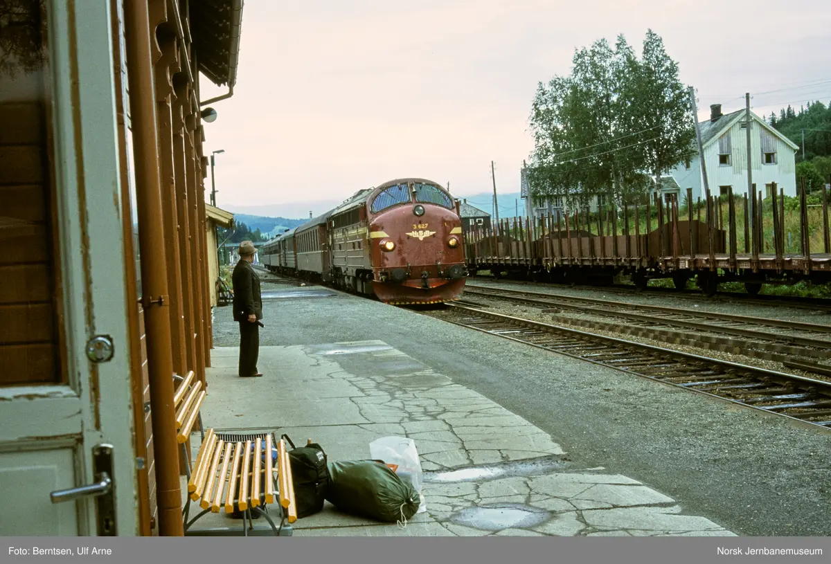 Diesellokomotiv Di 3 627 med persontog fra (Stockholm) Storlien til Trondheim, tog 424, på Gudå stasjon på Meråkerbanen