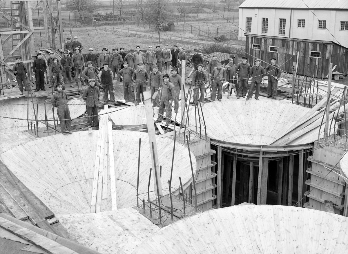 Komplicerat formningsarbete vid uppförandet av spannmålsfirma Jönsson & Gräntz anläggning utmed nuvarande Nykvarnsgatan. Året var 1938. Upplysningsvis köptes anläggningen av Lantmännen 1954.