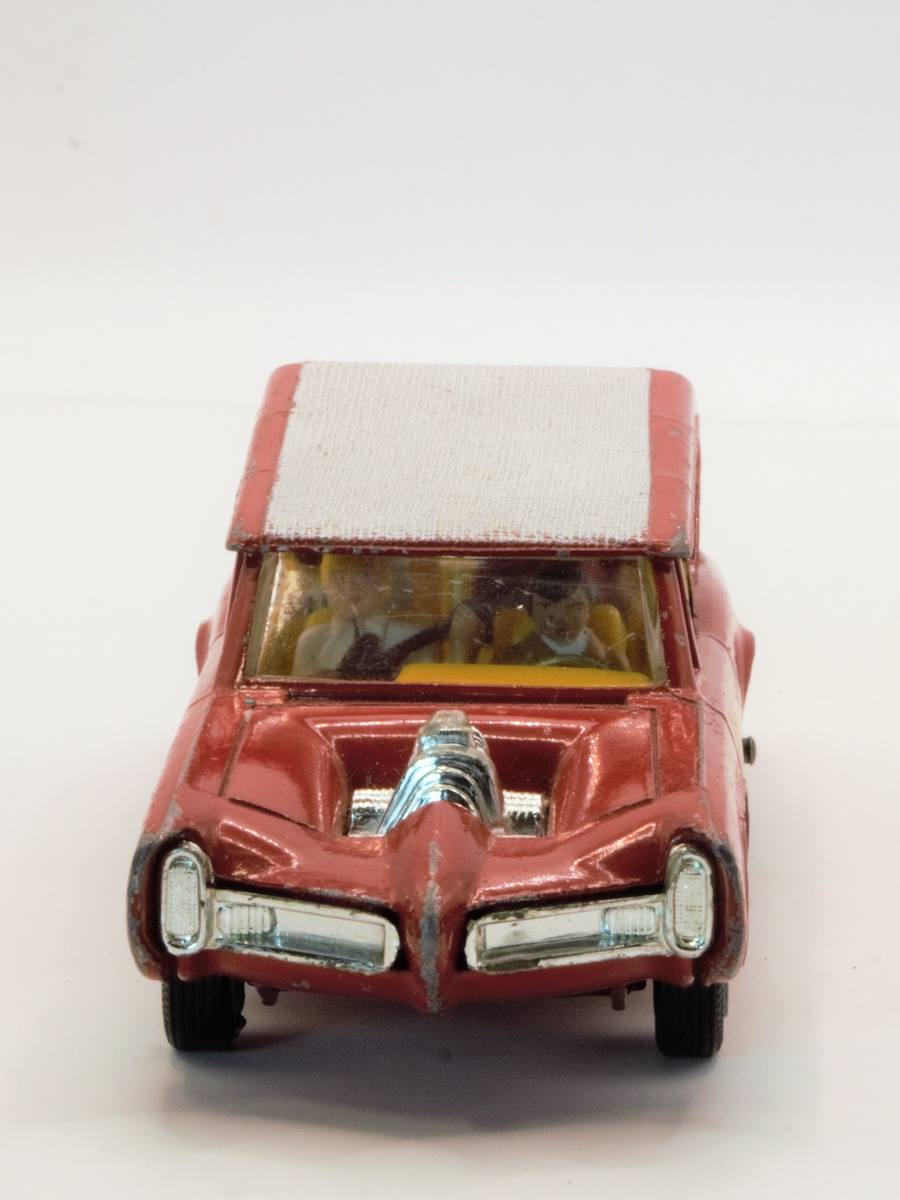 Rød lekebil fra 60/70-tallet. Produsert i Wales. The Monkeemobil. Modell av Dean Jeffries 1966 Pontiac GTO som var med i den amerikanske TV-serien The Monkees. Fire figurer i setene som spiller gitar og vinker, karakterene i serien spiller i band.