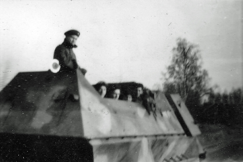 KP-bil i god fart på väg mot Karlsborg. Marsch till Kråks skjutfält den 7. november 1949.