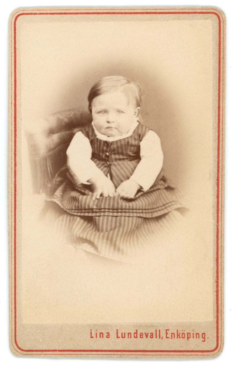 Studiofotografi av okänt barn.