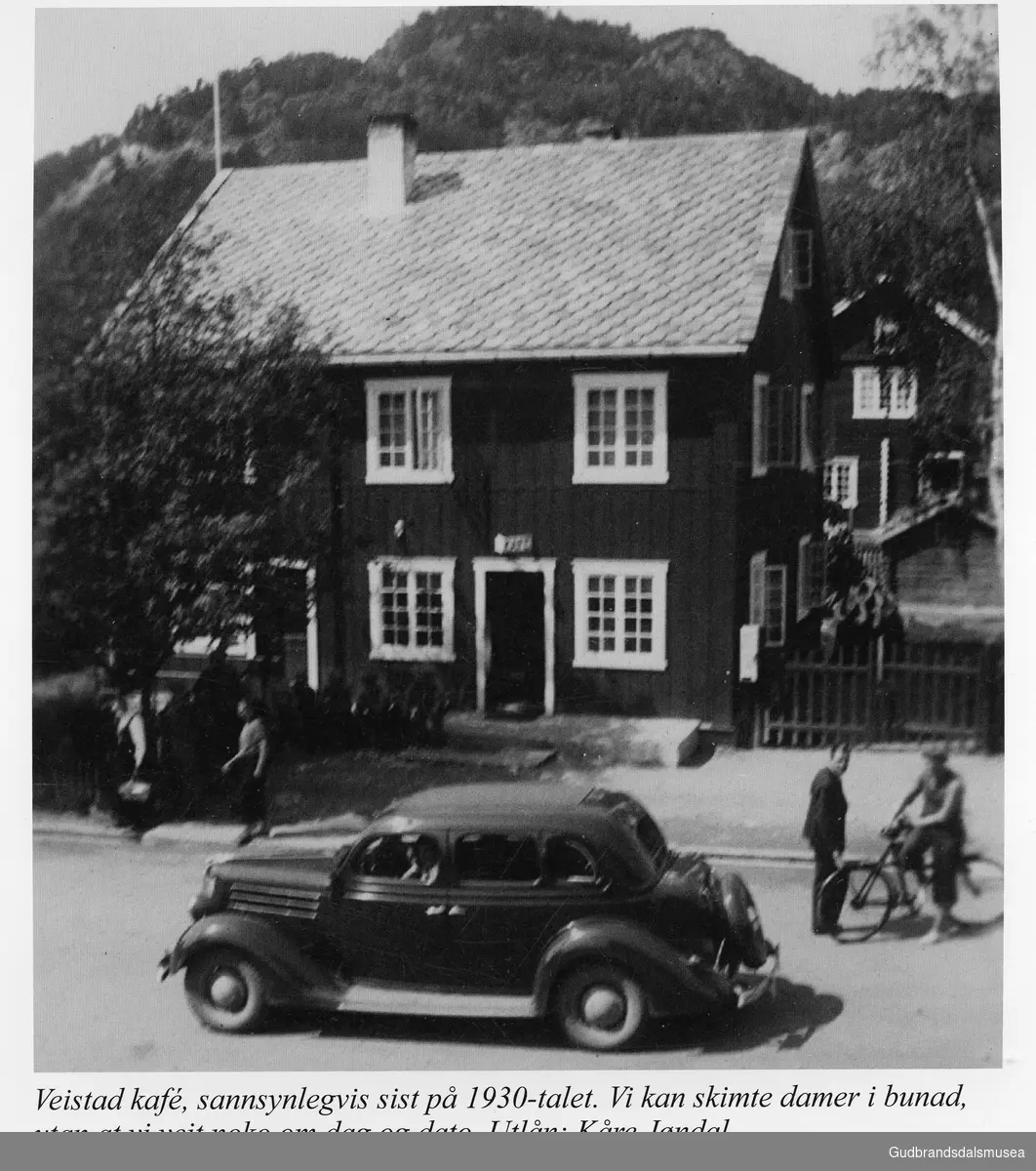 Veistad kafè, sannsynlegvis sist på 1930-talet. Vi kan skimte damer i bunad utan at vi veit noko om dag og dato. Bilen er en Ford V8 1936-modell.
Utlån: Kåre Jøndal

Vågåkalenderen 2015, utgjevar: Vågå Kameraklubb