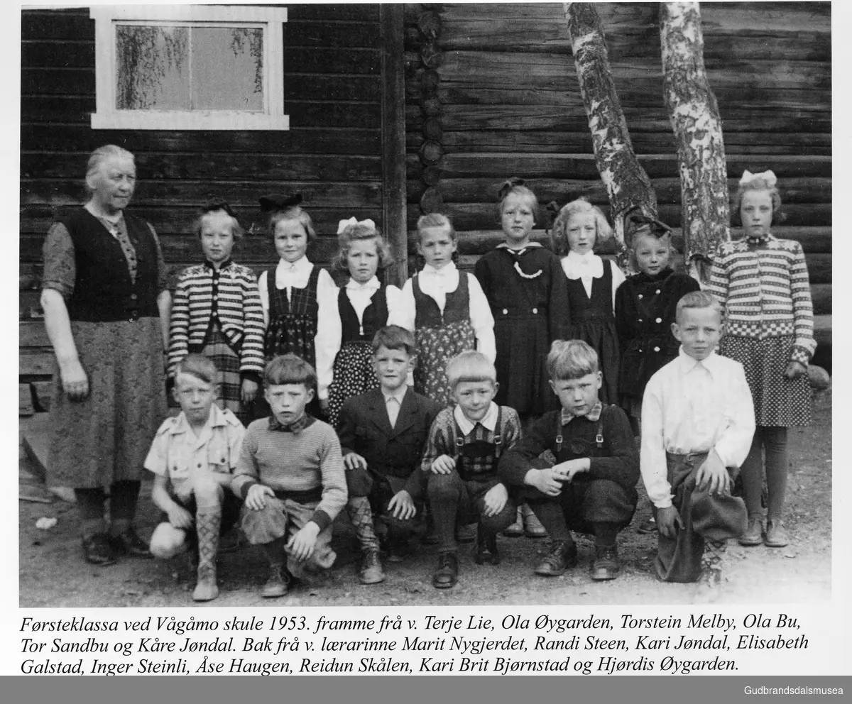 Førsteklassa ved Vågåmo skule 1953. Framme frå v. Terje Lie, Ola Øygarden, Torstein Melby, Ola Bu, Tor Sandbu og Kåre Jøndal. Bak frå v. Lærarinne Marit Nygjerdet, Randi Steen, Kari Jøndal, Elisabeth Galstad, Inger Steinli, Åse Haugen, Reidun Skålen, Kari Brit Bjørnstad og Hjørdis Øygarden.
Foto: Thorleif Andersen. Utlån: Kåre Jøndal

Vågåkalenderen 2015, utgjevar: Vågå Kameraklubb