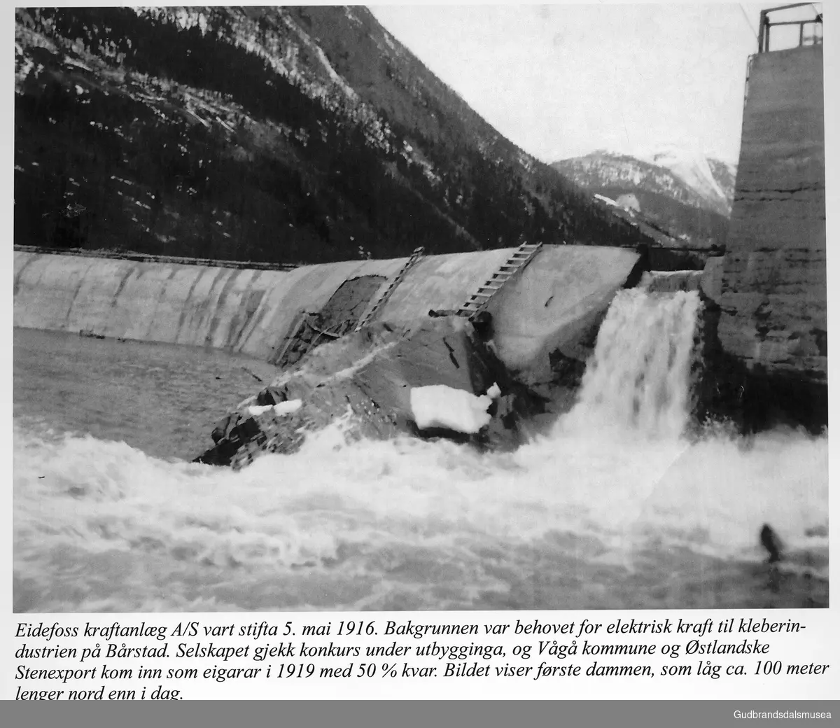 Eidefoss kraftanlæg A/S vart stifta 5. mai 1916. Bakgrunnen var behovet for elektrisk kraft til kleberindustrien på Bårstad. Selskapet gjekk konkurs under utbygginga, og Vågå kommune og Østalandske Stenexport kom inn som eigarar i 1919 med 50% kvar. Bildet viser første dammen, som låg ca. 100 meter lenger nord enn i dag.

Vågåkalenderen 2016, utgjevar: Vågå Kameraklubb