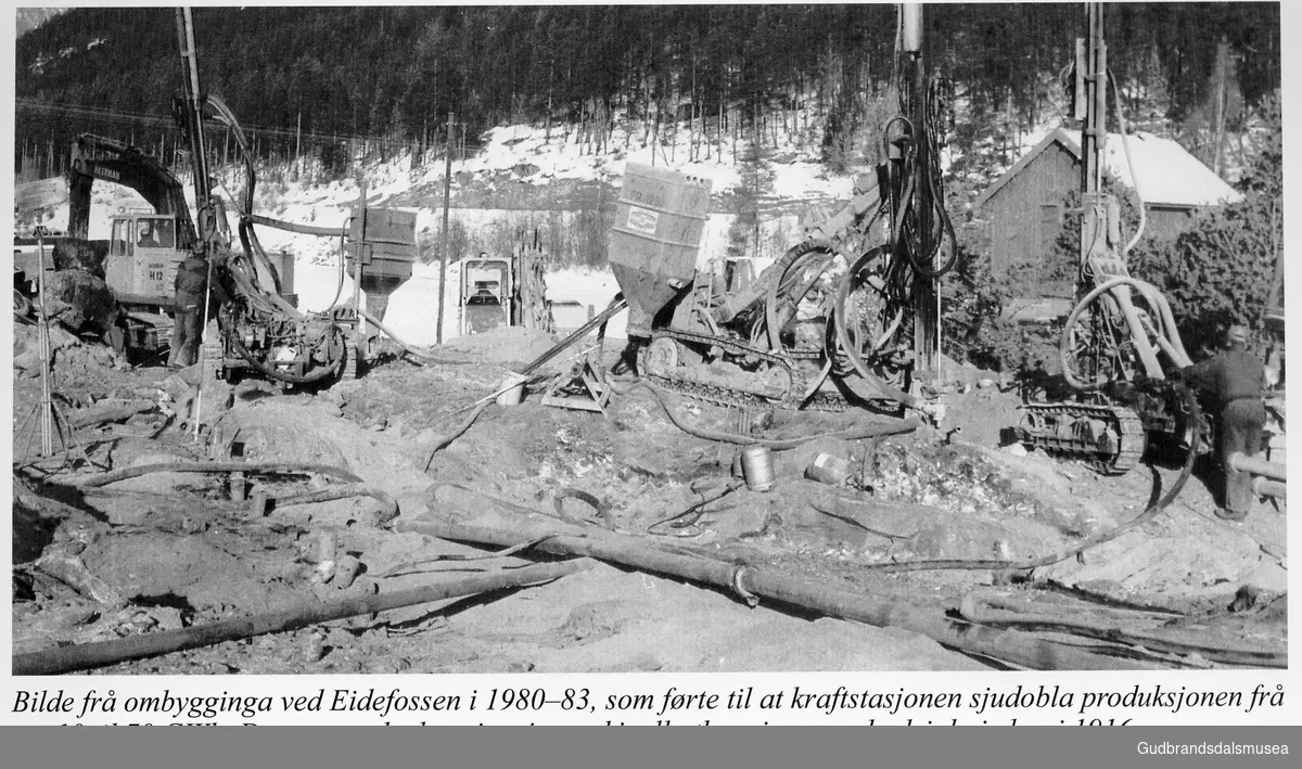 Bilde frå ombygginga ved Eidefossen i 1980-1983, som førte til at kraftstasjonen sjudobla produksjonen frå ca 10 til 70 GWh. Det var unekteleg ei meir maskinell utbygging enn da dei dreiv her i 1916.

Vågåkalenderen 2016, utgjevar: Vågå Kameraklubb