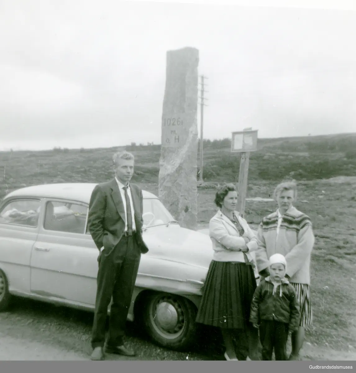 Dovrefjell. 
Ukjent. Kari Galstad. Anne Hove. barn Bjørn Hove.
Første eier. Anne Paulsdatter Sundhagen Hove. 
Eier. Vigdis Hove.